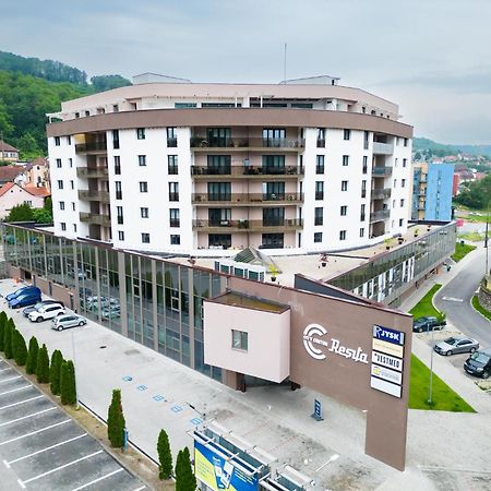 City Center Accommodation - 308 Resita Luaran gambar
