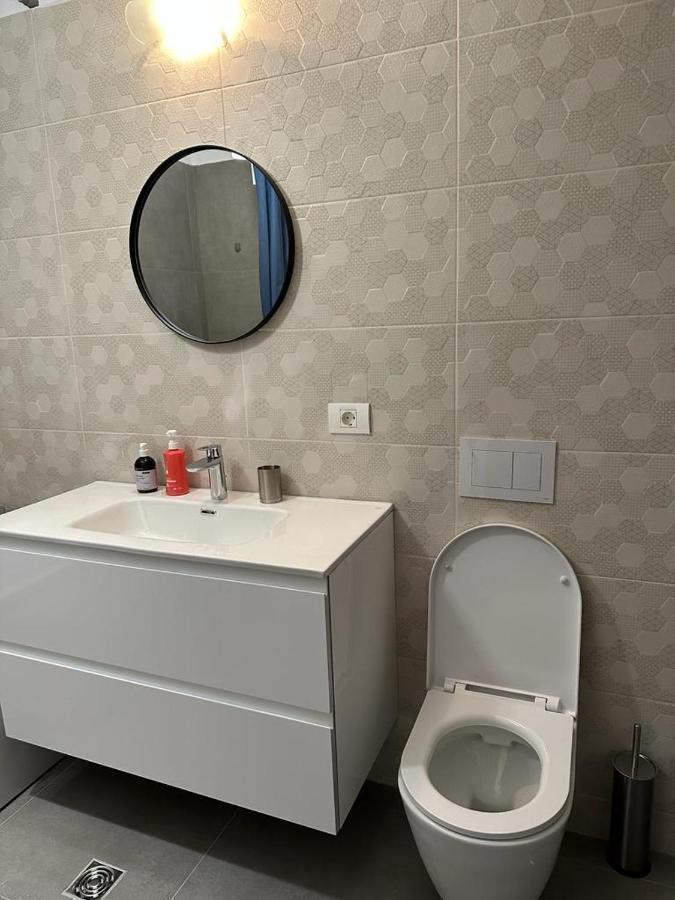 City Center Accommodation - 308 Resita Luaran gambar