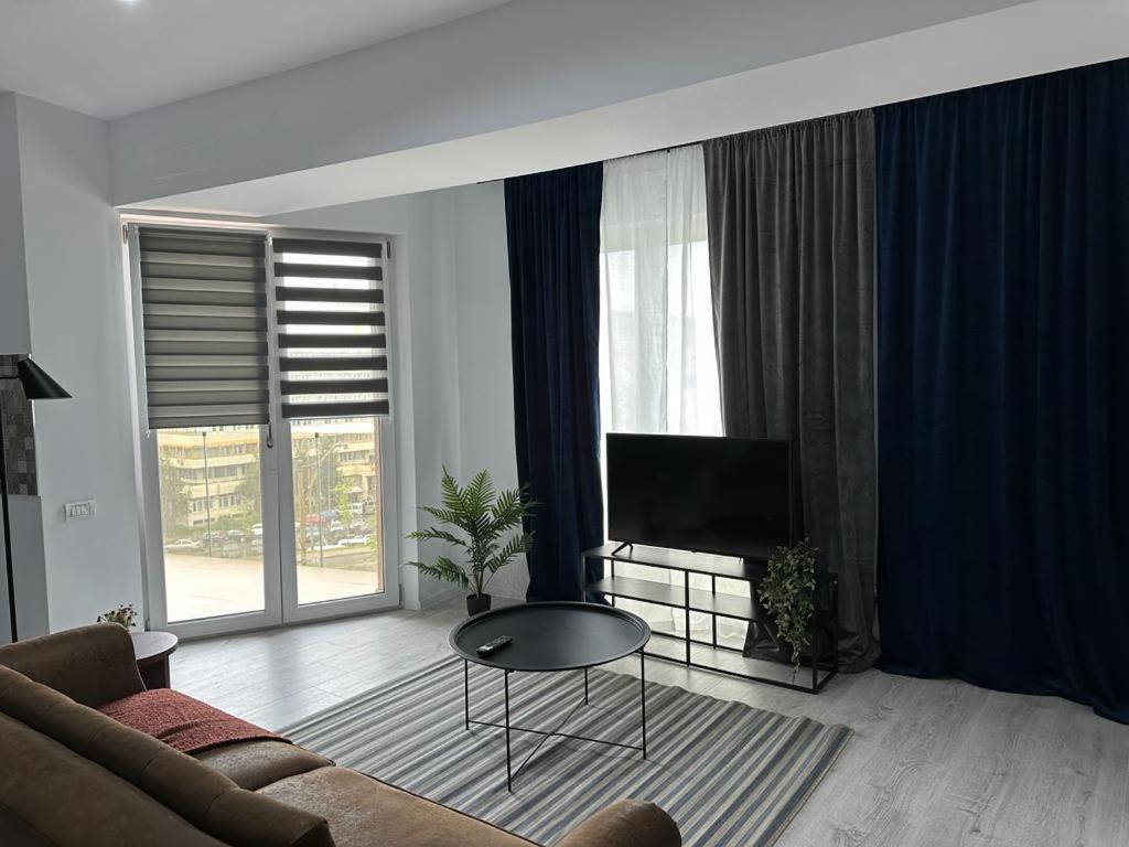 City Center Accommodation - 308 Resita Luaran gambar