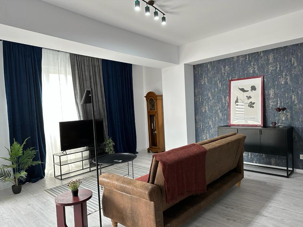 City Center Accommodation - 308 Resita Luaran gambar