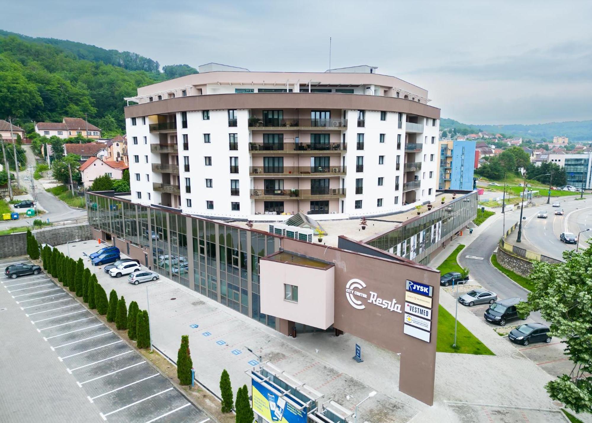 City Center Accommodation - 308 Resita Luaran gambar